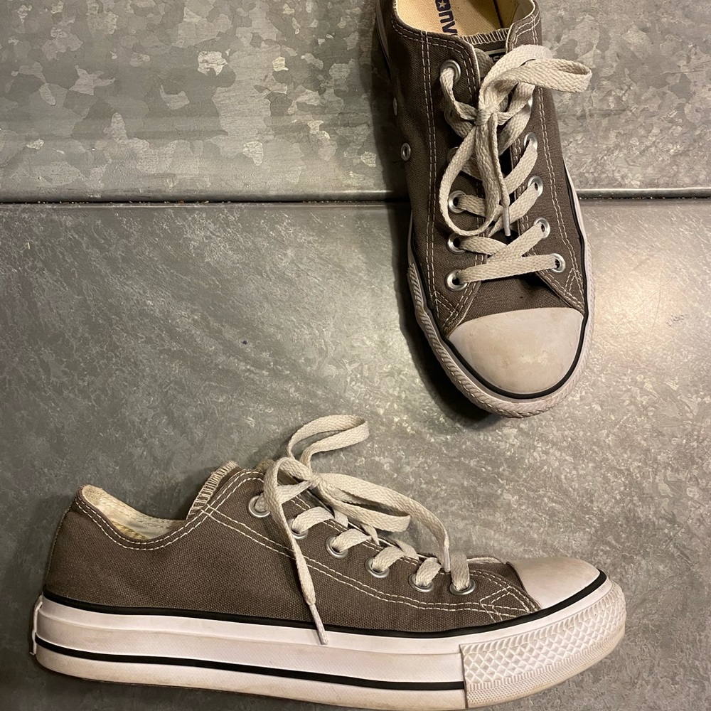 Grey low top converse